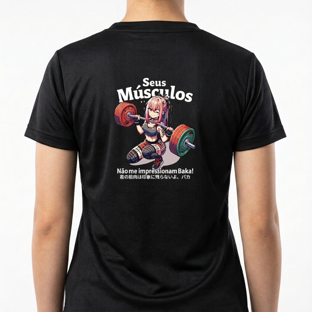 Camiseta com estampa frontal de personagem estilo anime levantando pesos, acompanhada das frases "Seus Músculos" e "Não me impressionam Baka!" em japonês.