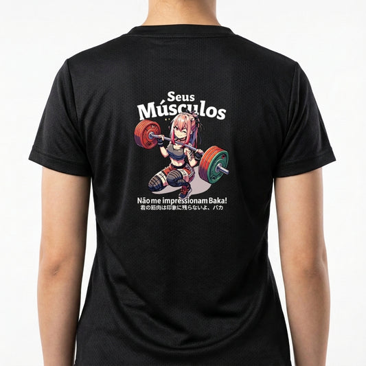 Camiseta com estampa frontal de personagem estilo anime levantando pesos, acompanhada das frases "Seus Músculos" e "Não me impressionam Baka!" em japonês.