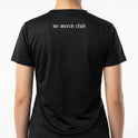 Camiseta com estampa frontal de um punho cerrado em estilo simples e estampa traseira com a frase "no mercy club" em fonte medieval.