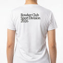 Camiseta com estampa frontal de "Rowker Sport Division" e estampa traseira de "Rowker Club Sport Division 2026".