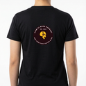 Camiseta com estampa frontal de um emblema circular com crânio e fones, acompanhado de texto "CLUB OF ROCK PODCAST" e "EST. 2K24". Mesma estampa traseira.