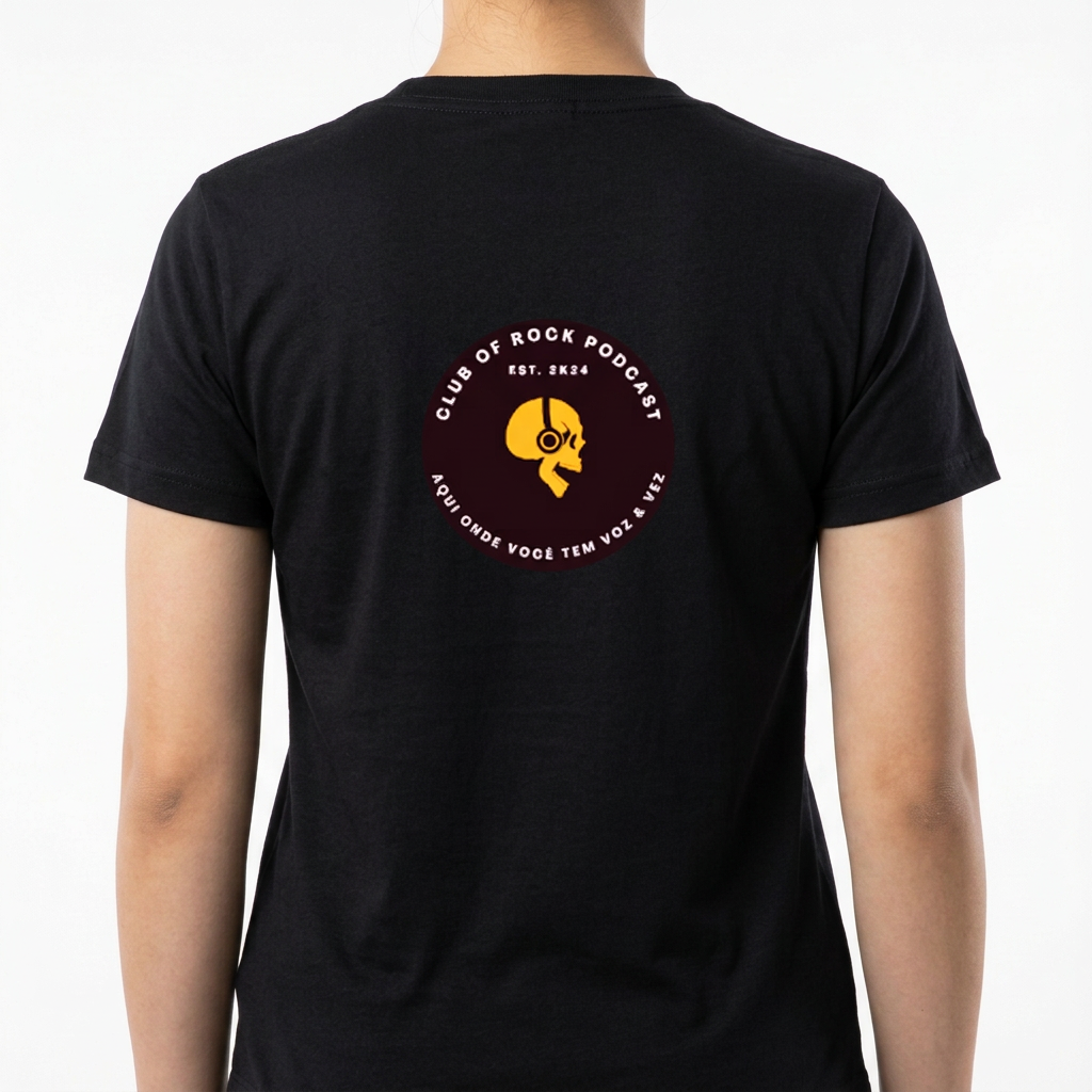 Camiseta com estampa frontal de um emblema circular com crânio e fones, acompanhado de texto "CLUB OF ROCK PODCAST" e "EST. 2K24". Mesma estampa traseira.