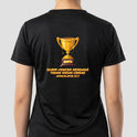 Camiseta com estampa frontal de troféu e estampa traseira de troféu grande acompanhado da frase "QUEM VENCER HERDARA TODAS ESSAS COISAS APOCALIPSE 21:7".