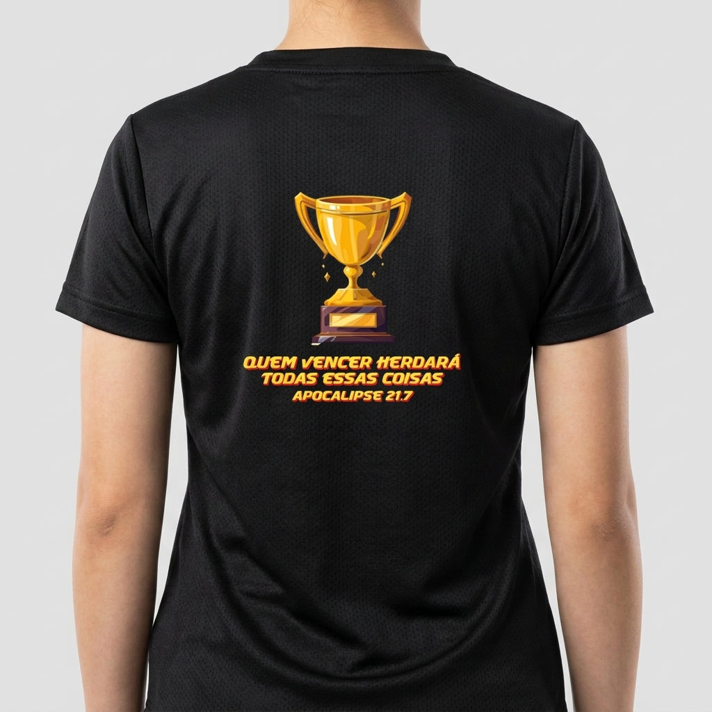 Camiseta com estampa frontal de troféu e estampa traseira de troféu grande acompanhado da frase "QUEM VENCER HERDARA TODAS ESSAS COISAS APOCALIPSE 21:7".