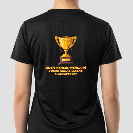 Camiseta com estampa frontal de troféu e estampa traseira de troféu grande acompanhado da frase "QUEM VENCER HERDARA TODAS ESSAS COISAS APOCALIPSE 21:7".