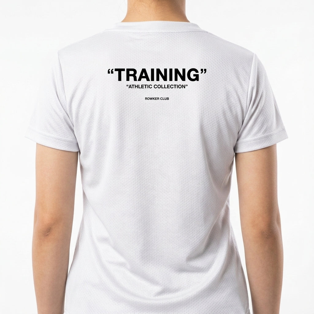 Camiseta com estampa frontal de "TRAINING" minimalista e estampa traseira de "TRAINING" em destaque com "ATHLETIC COLLECTION" e "ROWDER CLUB" abaixo.