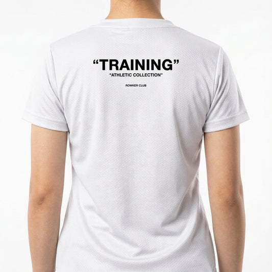 Camiseta com estampa frontal de "TRAINING" minimalista e estampa traseira de "TRAINING" em destaque com "ATHLETIC COLLECTION" e "ROWDER CLUB" abaixo.