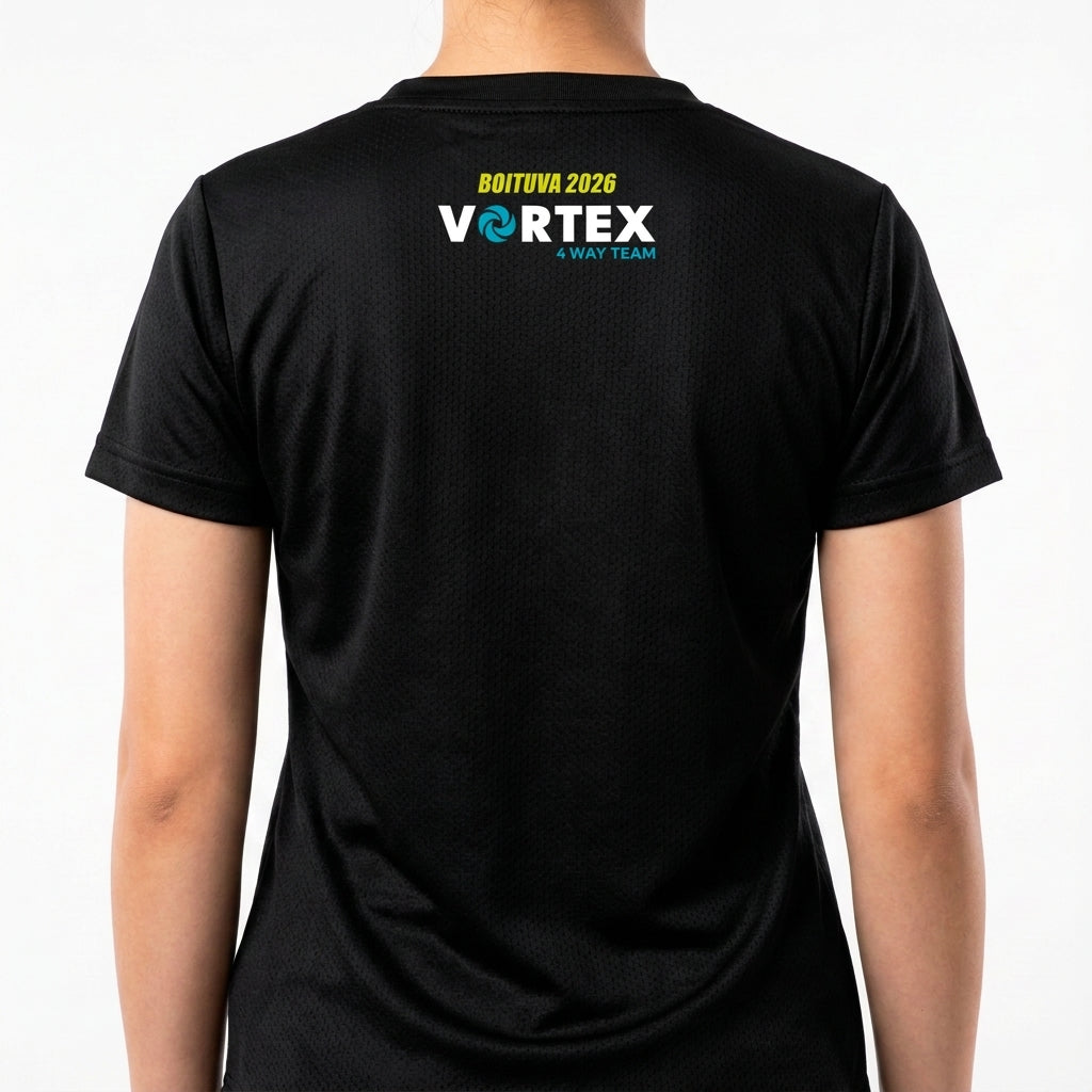 Camiseta com estampa frontal de frase estilizada "FEEL THE VORTEX!" e logo espiral, e estampa traseira de texto "BOTUVA 2026 VORTEX 4 WAY TEAM" em layout compacto.