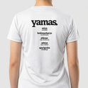 Camiseta com estampa frontal de "satya verdade" e estampa traseira de lista vertical com "yamas", incluindo termos como "satya", "brahmacharya" e outros significados.