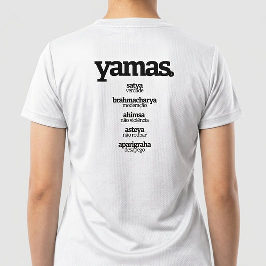 Camiseta com estampa frontal de "satya verdade" e estampa traseira de lista vertical com "yamas", incluindo termos como "satya", "brahmacharya" e outros significados.
