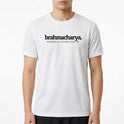 Camiseta com estampa frontal de "brahmacharya. energia consciente" e estampa traseira de "yamas." seguida de palavras como satya, ahimsa, asteya e aparigraha.