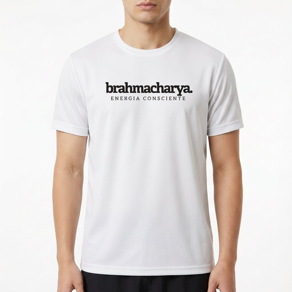 Camiseta com estampa frontal de "brahmacharya. energia consciente" e estampa traseira de "yamas." seguida de palavras como satya, ahimsa, asteya e aparigraha.