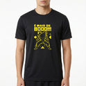 Camiseta com estampa frontal de personagem em pose poderosa cercado por elementos gráficos e a frase "É mais de 8000!!!".