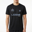 Camiseta com estampa frontal de estrela, logotipo circular com montanha e lua, texto "Lizzye Corp", e estampa traseira de texto com símbolo triangular.