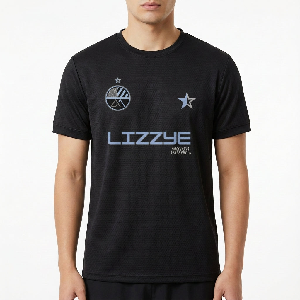Camiseta com estampa frontal de estrela, logotipo circular com montanha e lua, texto "Lizzye Corp", e estampa traseira de texto com símbolo triangular.