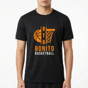 Camiseta com estampa frontal de uma bola de basquete próxima a um aro de cesta, com palavras estilizadas formando "Bonito Basketball".