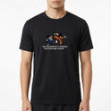 Camiseta com estampa frontal de dois personagens em poses dinâmicas e texto "meu treinamento é inspirado por estas duas lendas" centralizado.