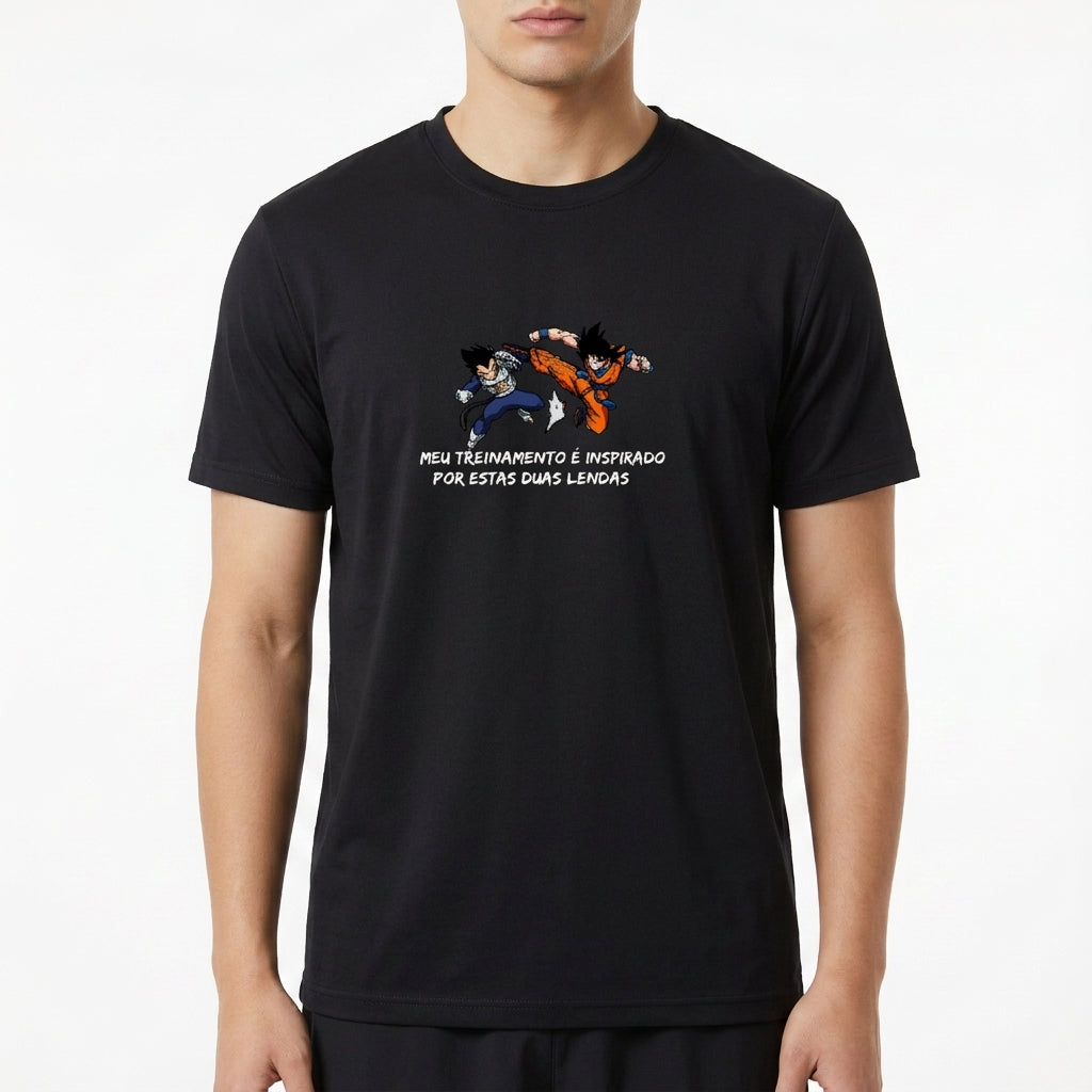 Camiseta com estampa frontal de dois personagens em poses dinâmicas e texto "meu treinamento é inspirado por estas duas lendas" centralizado.