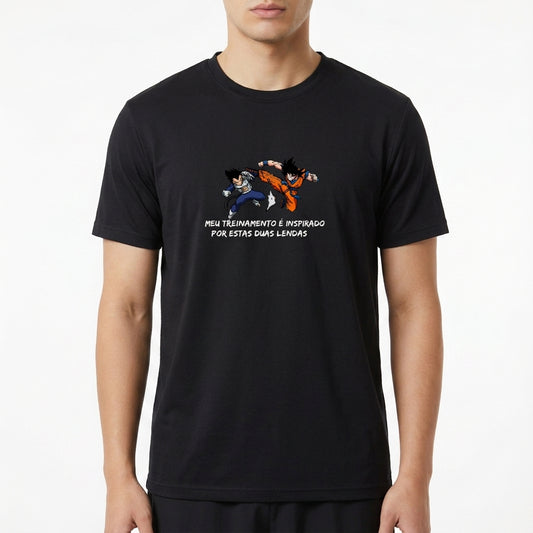 Camiseta com estampa frontal de dois personagens em poses dinâmicas e texto "meu treinamento é inspirado por estas duas lendas" centralizado.