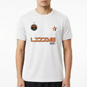 Camiseta com estampa frontal de logotipo circular com montanhas, estrela e texto "LIZZYE CORP." e estampa traseira de texto "LIZZYE CORP." e logotipo geométrico.