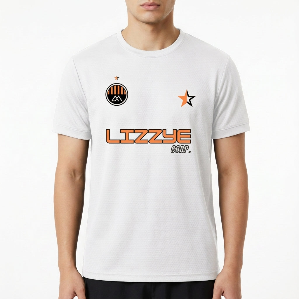 Camiseta com estampa frontal de logotipo circular com montanhas, estrela e texto "LIZZYE CORP." e estampa traseira de texto "LIZZYE CORP." e logotipo geométrico.