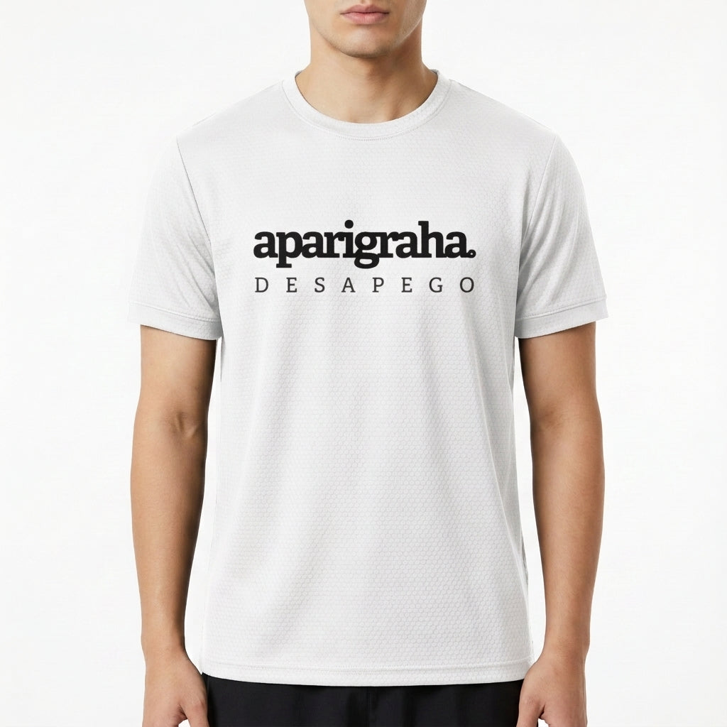 Camiseta com estampa frontal de "aparigraha. desapego" e estampa traseira de termos "yamas, satya, brahmacharya, ahimsa, asteya, aparigraha" com suas traduções.