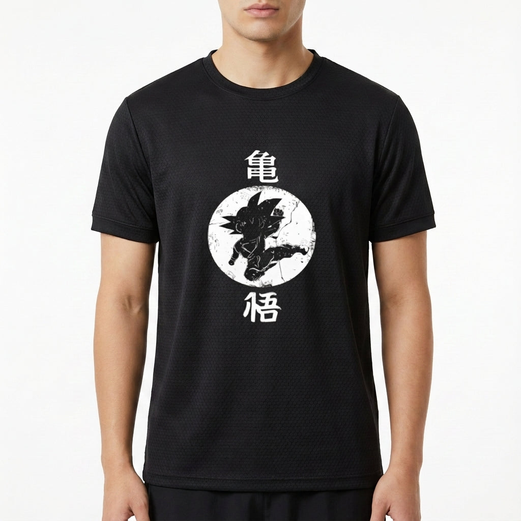 Camiseta com estampa frontal de personagem em silhueta envolto em círculo, ladeado por caracteres em estilo oriental, criando um contraste envolvente.