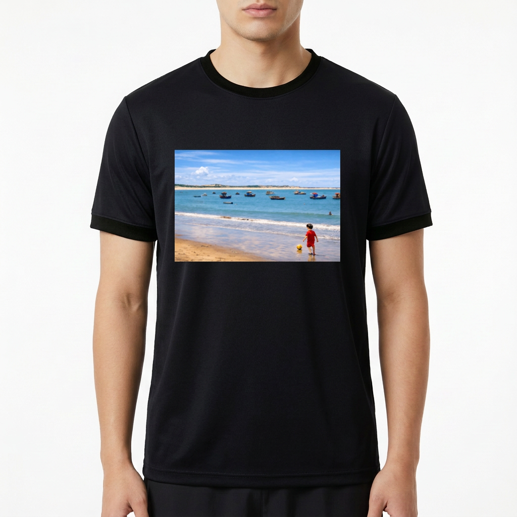 Camiseta com estampa frontal de uma praia com barcos no horizonte e uma criança na areia, e estampa traseira com a inscrição "PITANGUI-RN".