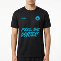 Camiseta com estampa frontal de logotipo circular e texto "FEEL THE VORTEX!" em fonte estilizada e estampa traseira de "BOTUVA 2026 VORTEX 4 WAY TEAM".