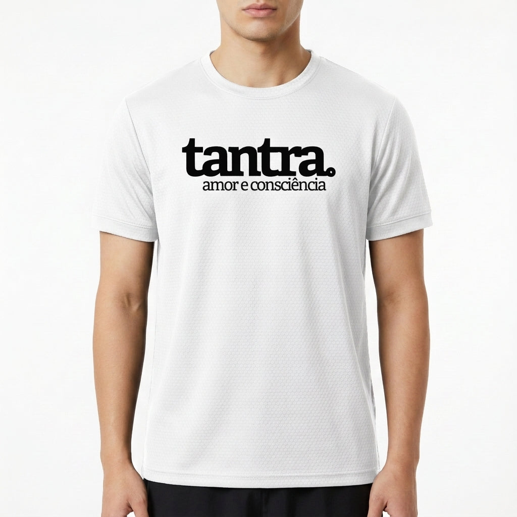Camiseta com estampa frontal de texto em destaque com a palavra "tantra" em letras grandes seguidas das palavras "amor e consciência" em letras menores.