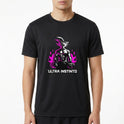 Camiseta com estampa frontal de figura musculosa em pose séria, cercada por chamas estilizadas, acima da frase "Ultra Instinto".
