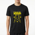 Camiseta com estampa frontal de uma silhueta de personagem em pose de luta, acompanhada da frase "É mais de 8000!!!" e elementos geométricos.
