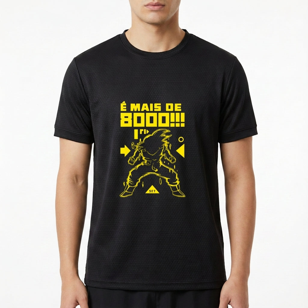 Camiseta com estampa frontal de uma silhueta de personagem em pose de luta, acompanhada da frase "É mais de 8000!!!" e elementos geométricos.
