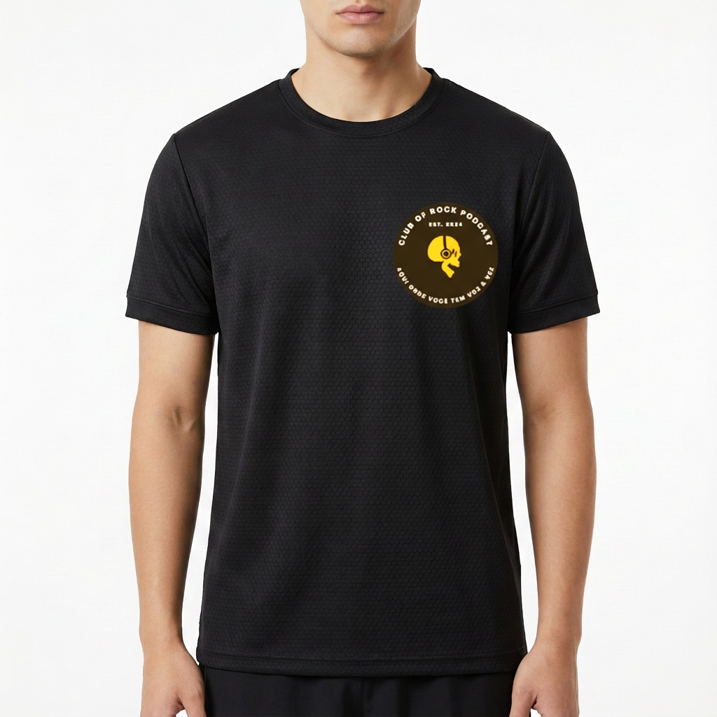Camiseta com estampa frontal de um emblema circular com crânio e fones, acompanhado de texto "CLUB OF ROCK PODCAST" e "EST. 2K24". Mesma estampa traseira.