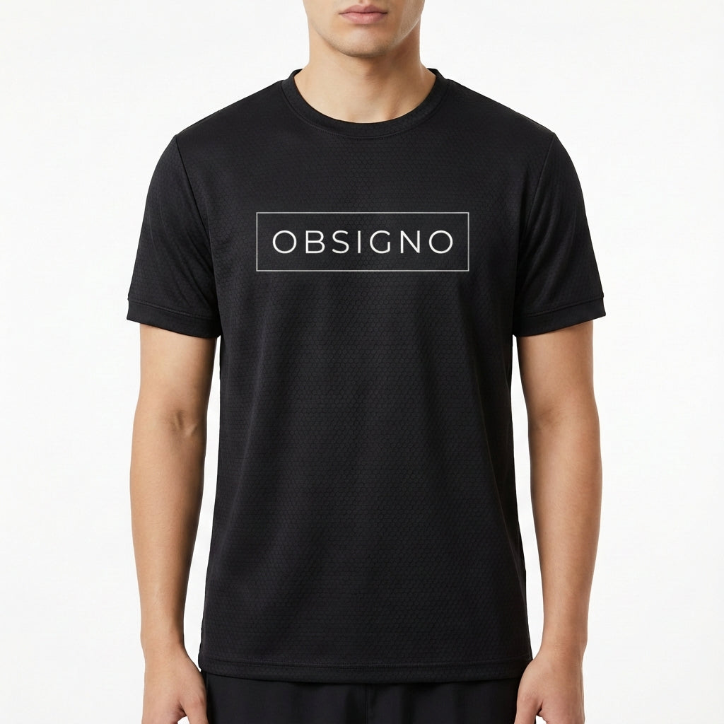 Camiseta com estampa frontal de uma palavra centralizada dentro de um retângulo delineado, usando uma fonte clara e moderna que destaca o texto.