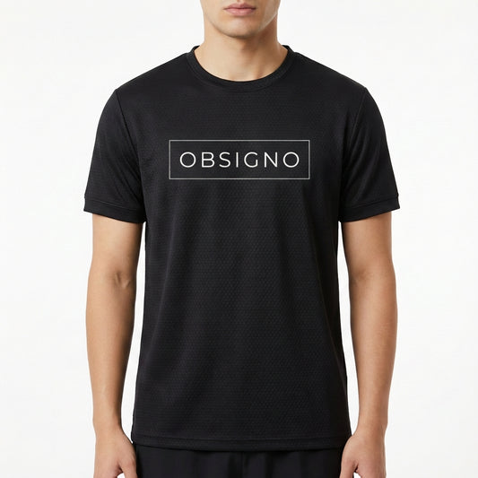 Camiseta com estampa frontal de uma palavra centralizada dentro de um retângulo delineado, usando uma fonte clara e moderna que destaca o texto.