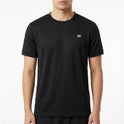 Camiseta com estampa frontal de emblema minimalista composto por linhas formando uma letra estilizada no lado esquerdo do peito.