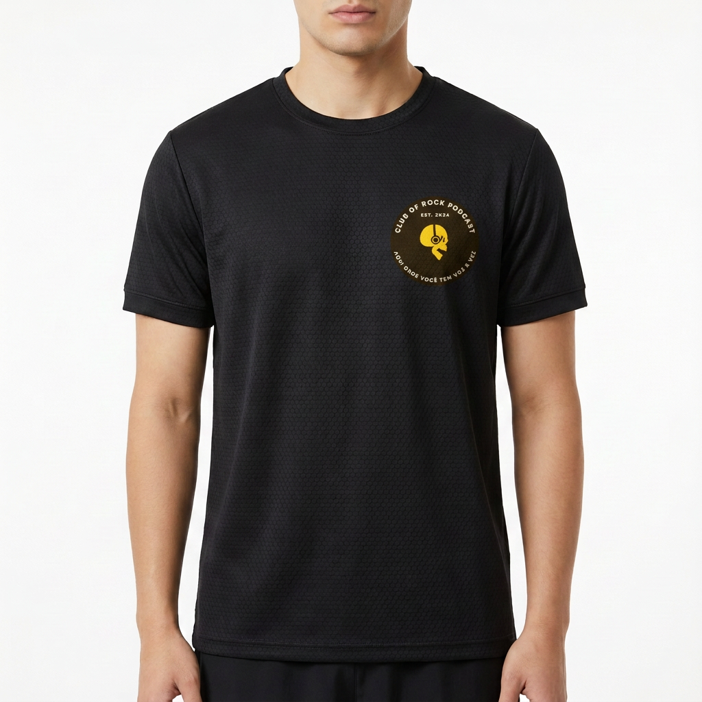 Camiseta com estampa frontal de um emblema circular com crânio e fones, acompanhado de texto "CLUB OF ROCK PODCAST" e "EST. 2K24". Mesma estampa traseira.