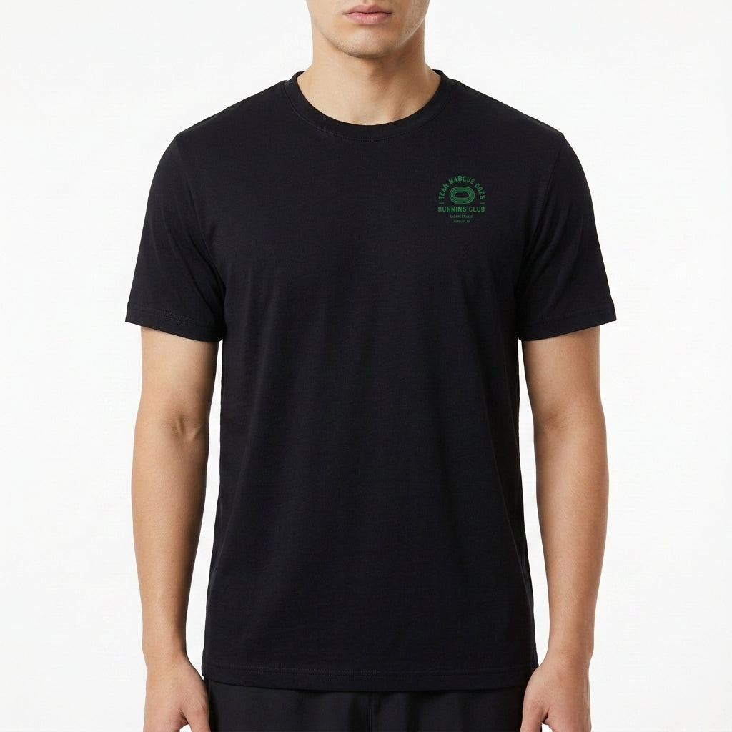 Camiseta com estampa frontal de tipografia circular em torno de um tênis, dizendo "Running Club", e estampa traseira de logotipo geométrico com texto.