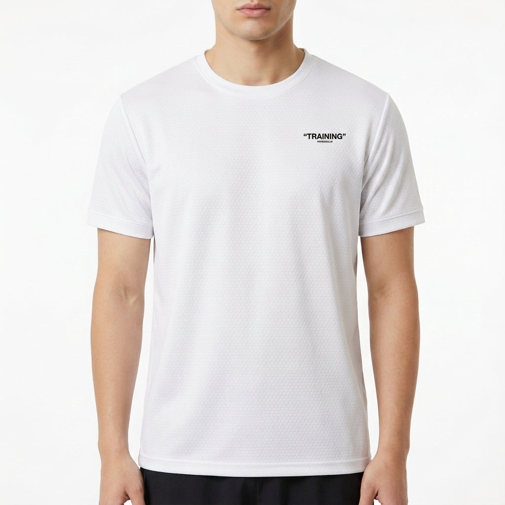 Camiseta com estampa frontal de "TRAINING" minimalista e estampa traseira de "TRAINING" em destaque com "ATHLETIC COLLECTION" e "ROWDER CLUB" abaixo.