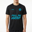Camiseta com estampa frontal de texto "FEEL THE VORTEX!" e ícone espiral no peito, e estampa traseira de texto "BOTUVA 2026 VORTEX 4 WAY TEAM" com espiral.