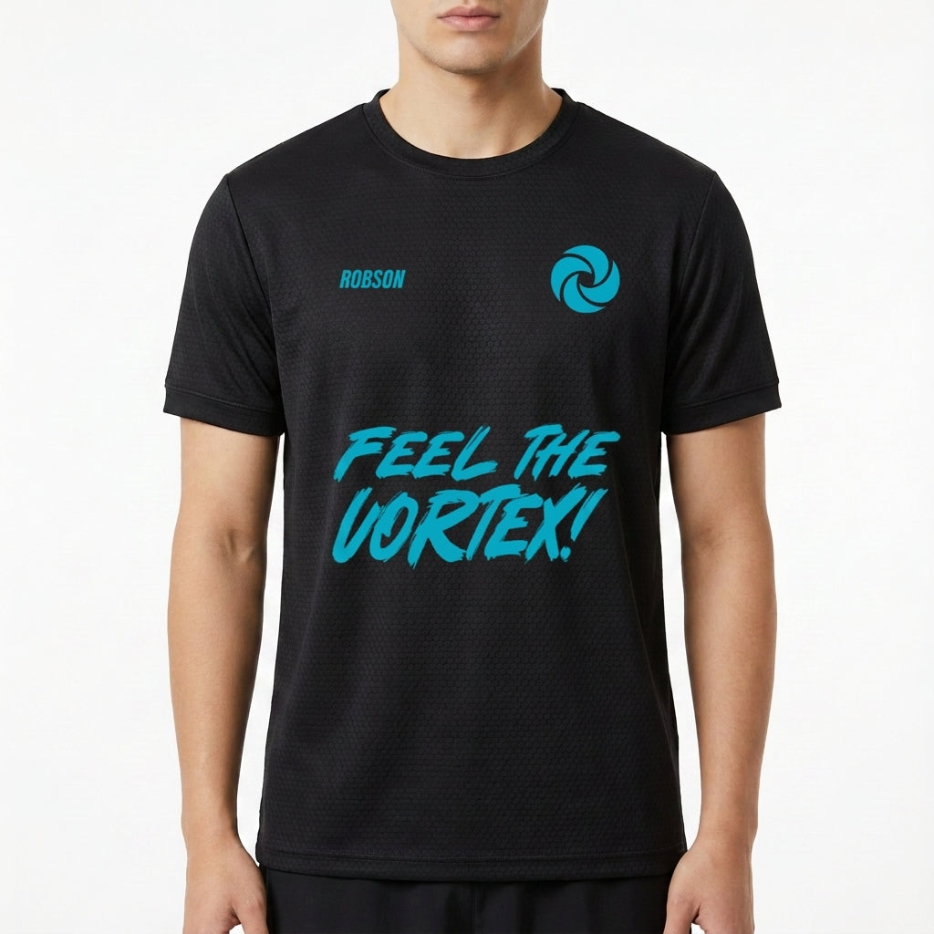 Camiseta com estampa frontal de texto "FEEL THE VORTEX!" e ícone espiral no peito, e estampa traseira de texto "BOTUVA 2026 VORTEX 4 WAY TEAM" com espiral.