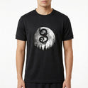 Camiseta com estampa frontal de círculo lunar com dragão estilizado em contraste sobre floresta sombria e detalhes vermelhos intensos.