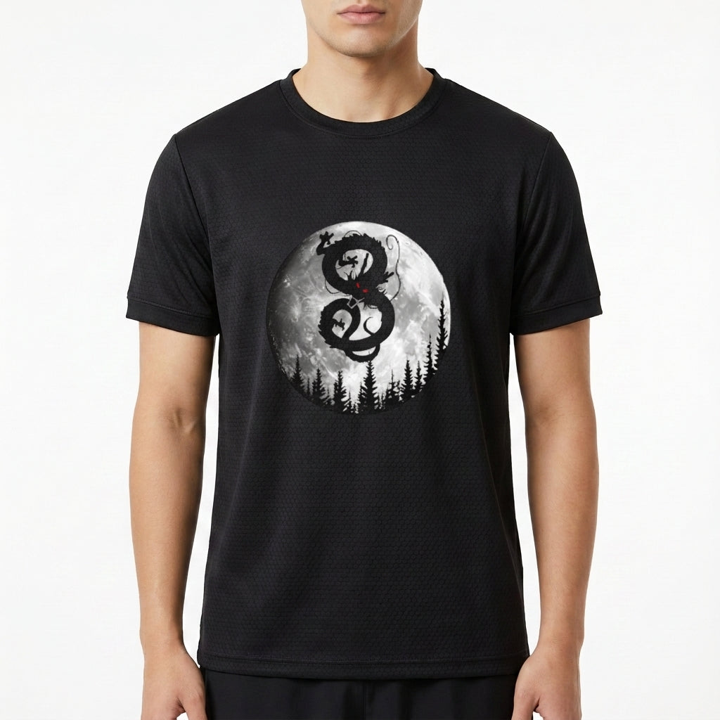 Camiseta com estampa frontal de círculo lunar com dragão estilizado em contraste sobre floresta sombria e detalhes vermelhos intensos.