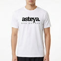 Camiseta com estampa frontal de "asteya. NÃO ROUBAR" e estampa traseira de "yamas." seguida de conceitos como "satya", "brahmacharya", "ahimsa", "asteya" e "aparigraha".