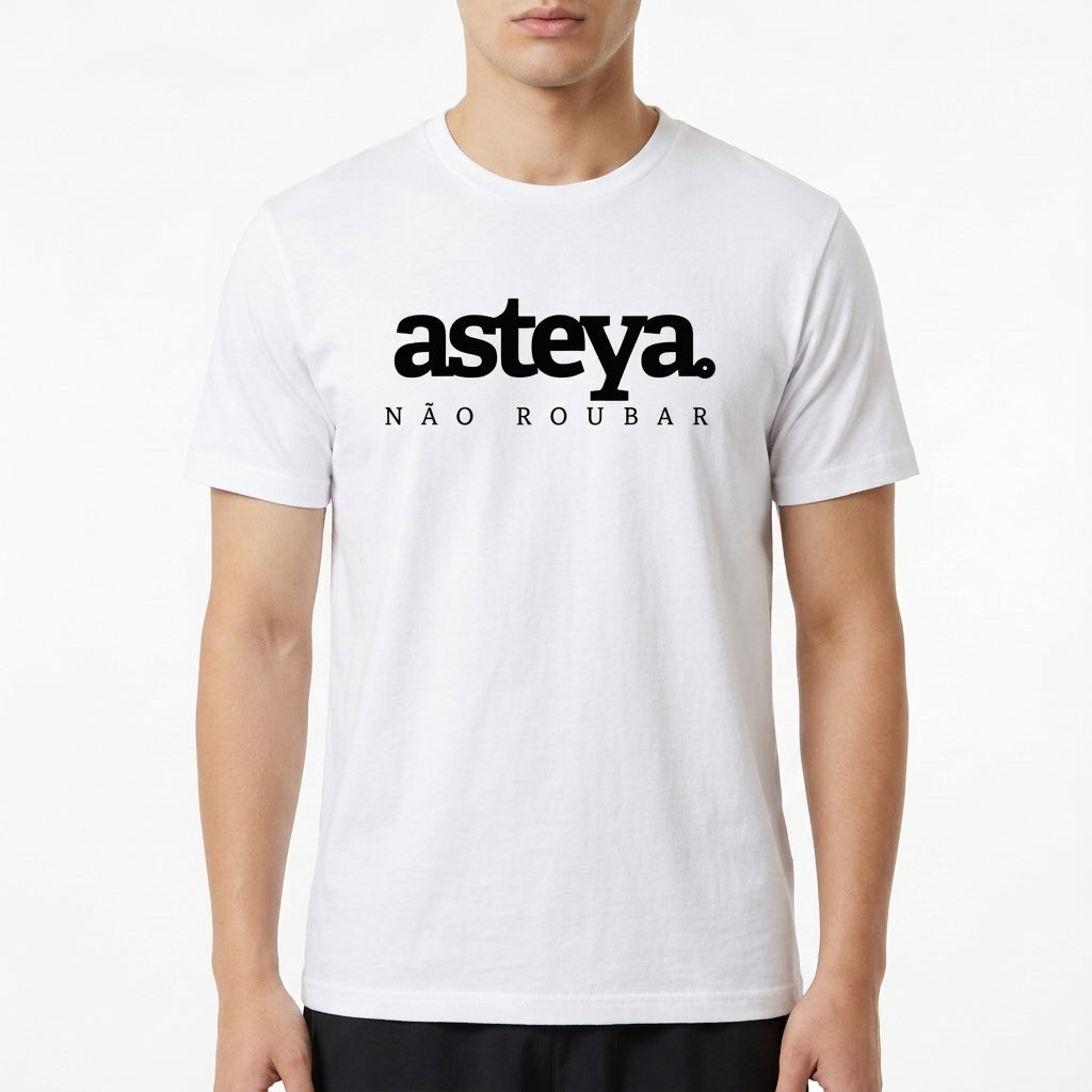 Camiseta com estampa frontal de "asteya. NÃO ROUBAR" e estampa traseira de "yamas." seguida de conceitos como "satya", "brahmacharya", "ahimsa", "asteya" e "aparigraha".