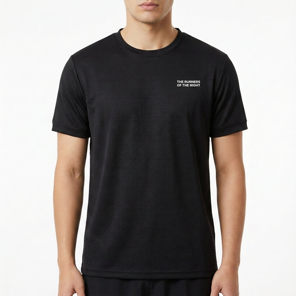 Camiseta com estampa frontal de "The Runners of the Night" em pequeno destaque e estampa traseira grandes letras de "The Runners of the Night" e "Rowker Club".