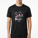 Camiseta com estampa frontal de quadrinhos mostrando personagens musculosos na academia, incluindo cenas de treino e um espelho refletindo um fisiculturista.