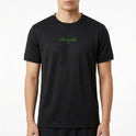 Camiseta com estampa frontal de texto pequeno e minimalista centralizado "That's Running" e estampa traseira de símbolo discreto logo abaixo da gola.
