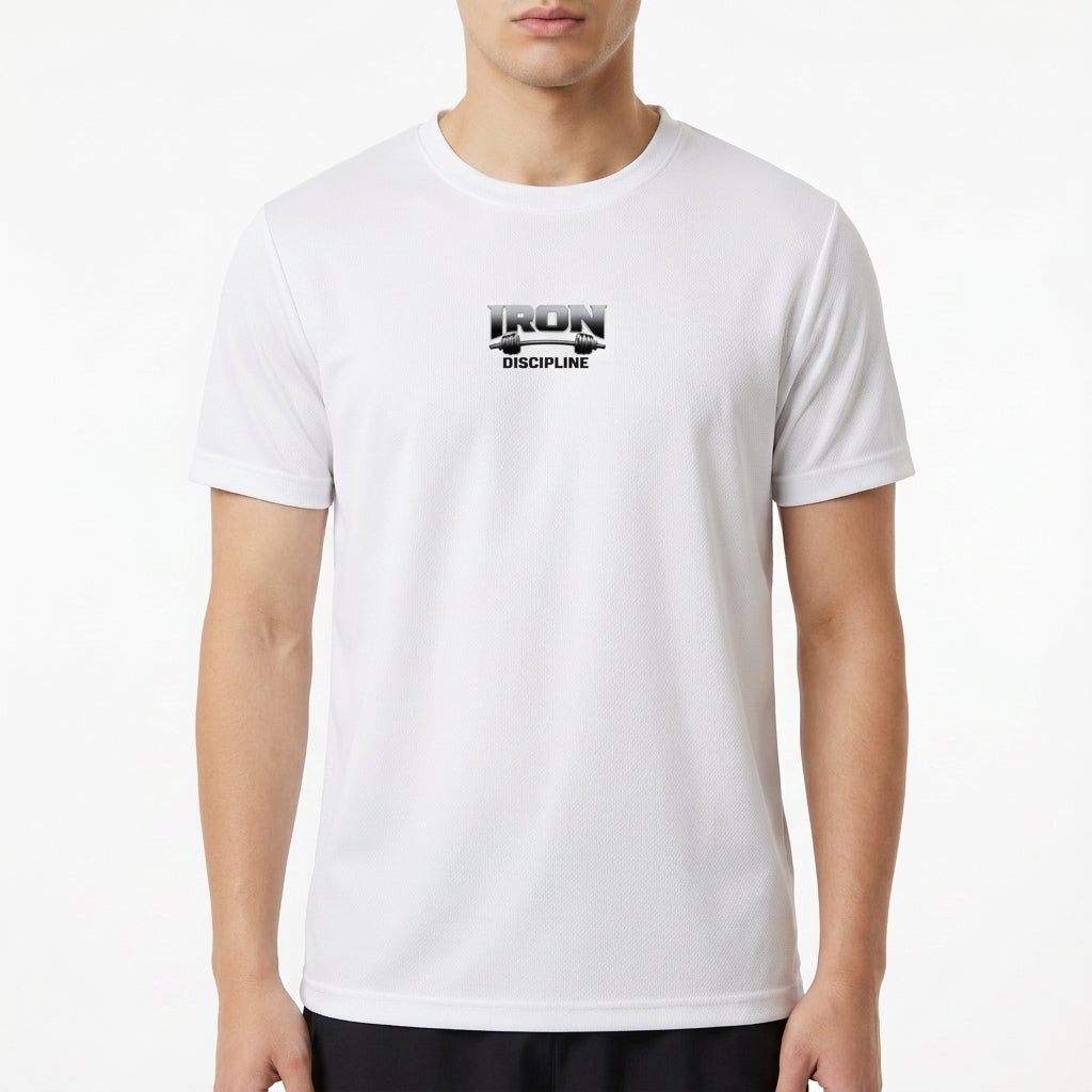 Camiseta com estampa frontal de texto tridimensional "IRON DISCIPLINE" em estilo metálico, realçando um design robusto e moderno.